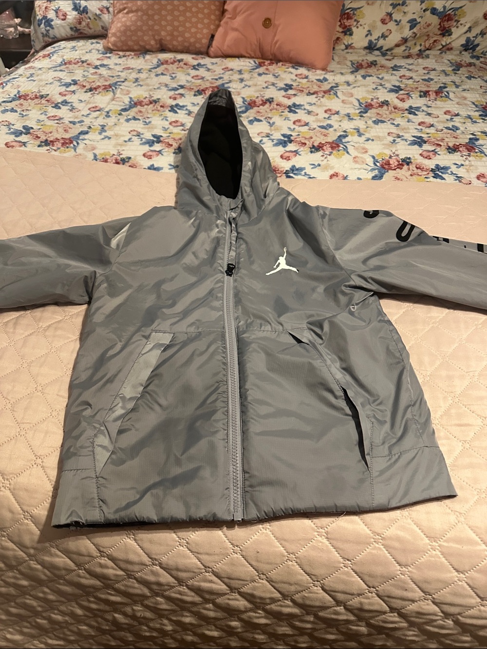 Jordan Kids Grey Hooded Puffer Jacket with Jumpman Logo. Logo feet peeling noted